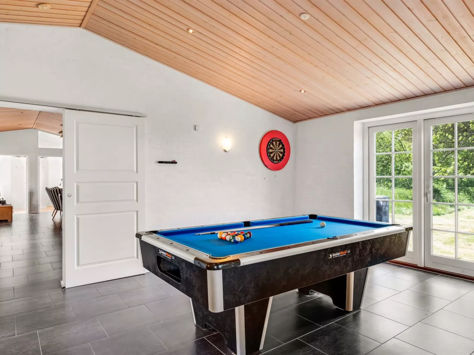 "Sod" - 3.2km from the sea - Inside