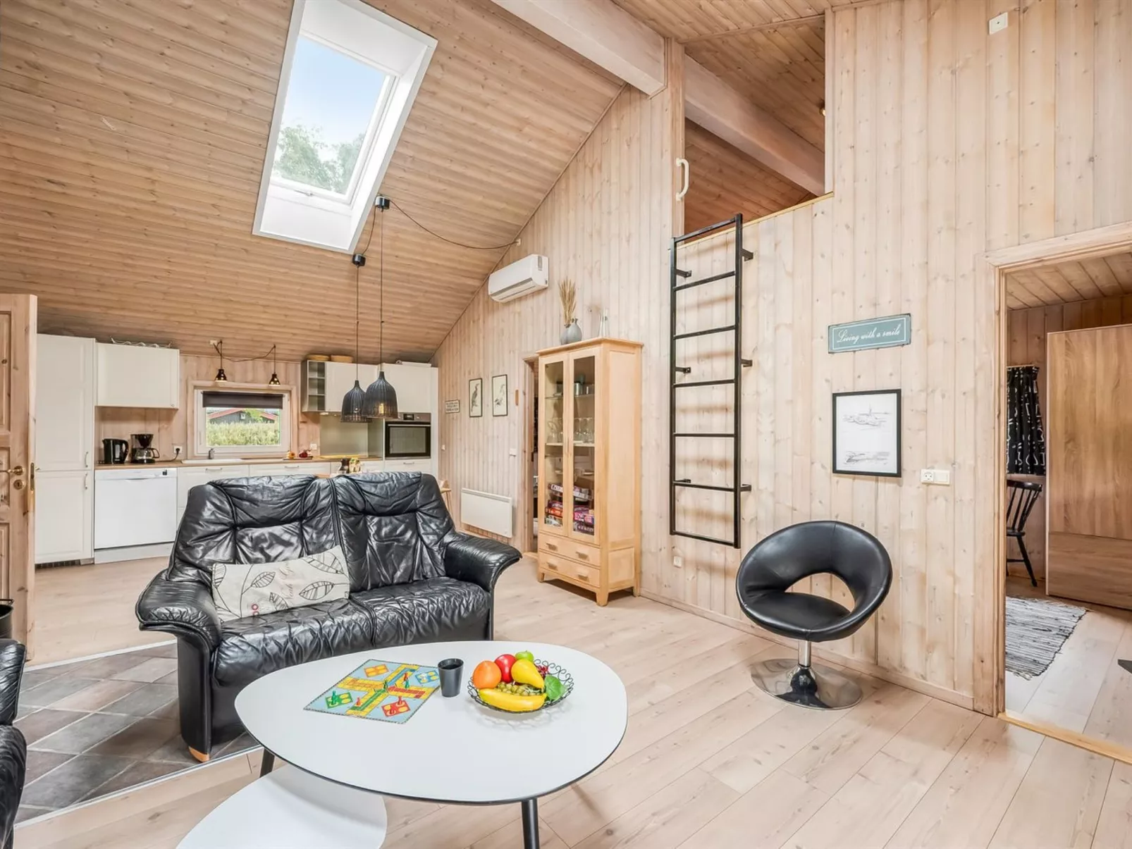 "Yorick" - 350m to the fjord - Inside