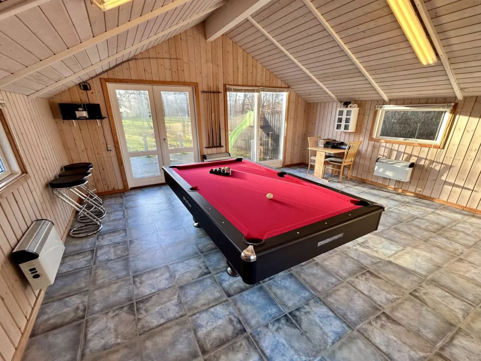 "Kalli" - 350m to the fjord-Drinnen