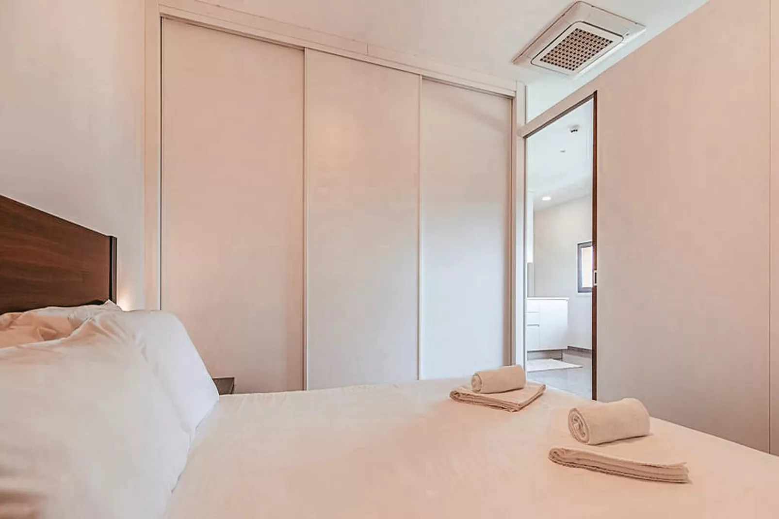 Trendy Apartment River View By Gthouse - Schlafzimmer