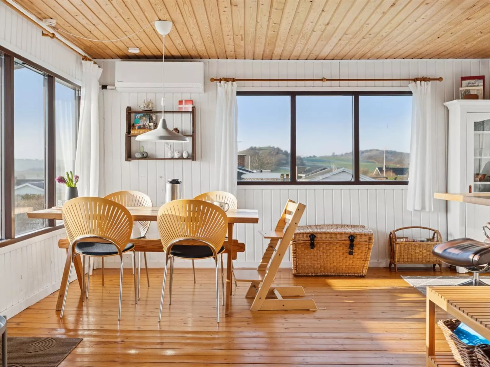 "Joseph" - 500m from the sea-Dedans