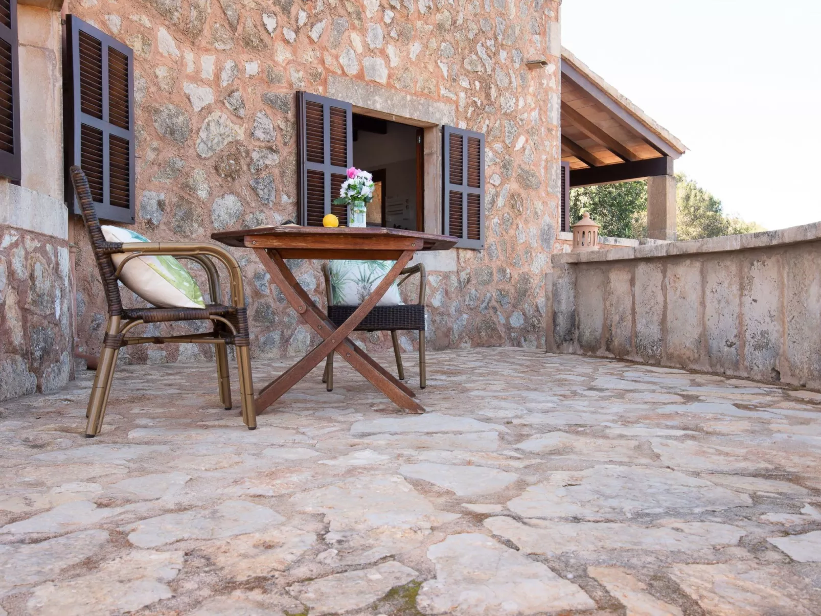 Roca - Outside