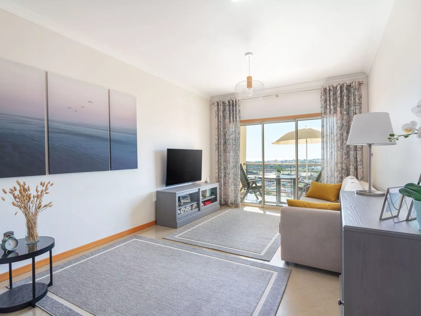 "Elena 2" mit Blick auf das Wasser - Image-tags.info