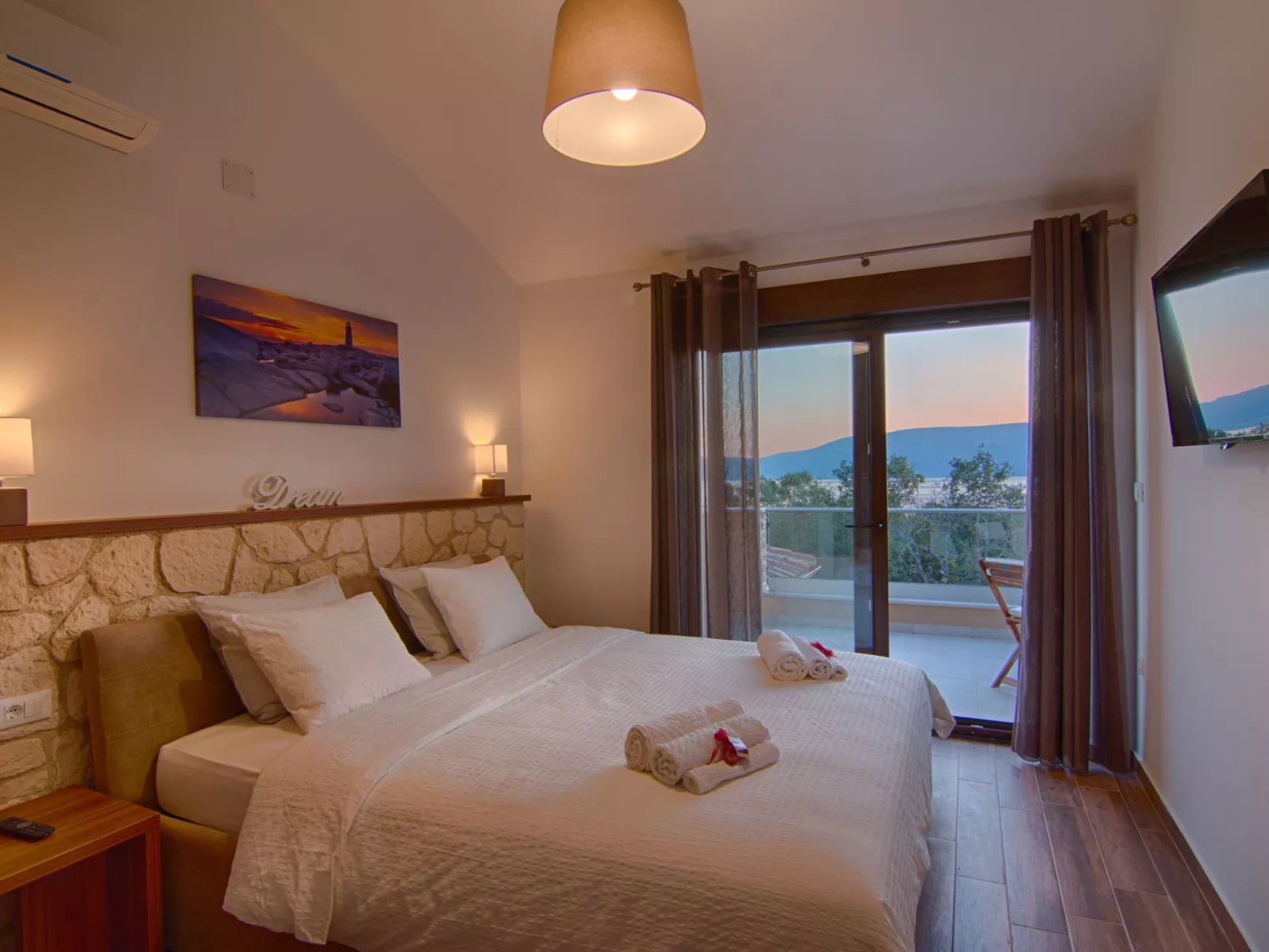 "Laura" mit Blick auf das Wasser - Image-tags.info