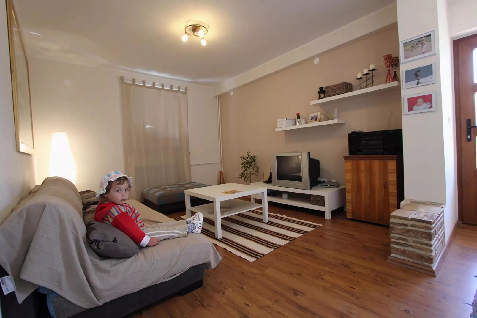 Suran-Living room