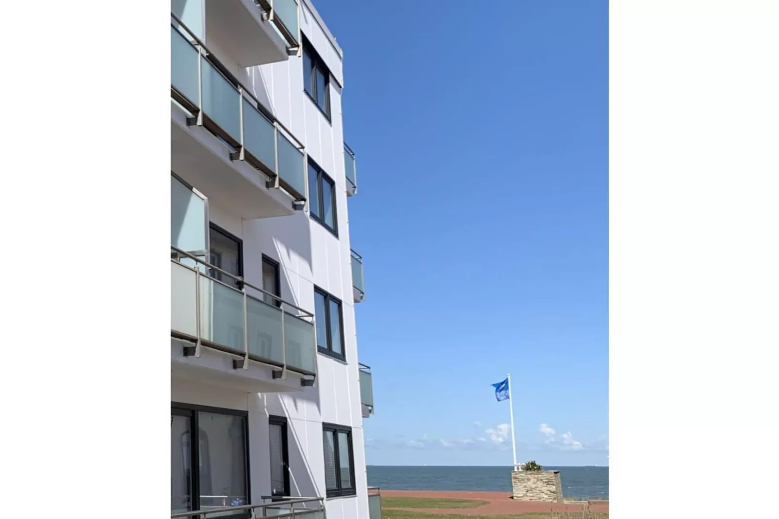 435321-Exterior in summer