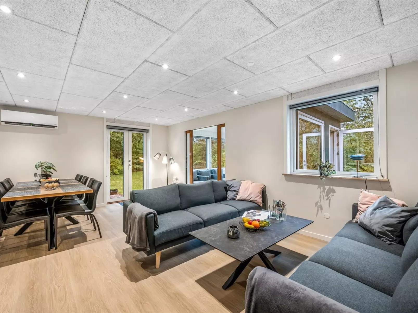 "Naia" - 300m to the fjord-Drinnen