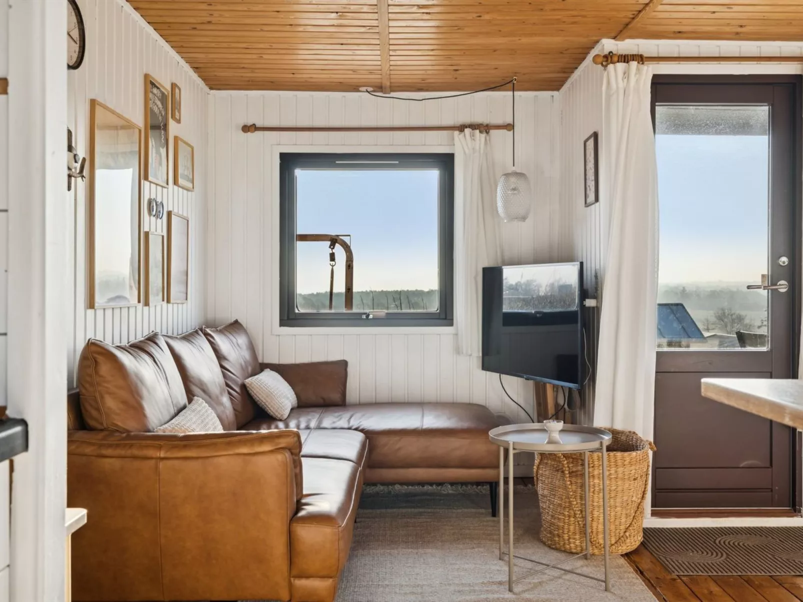 "Joseph" - 500m from the sea-Dedans