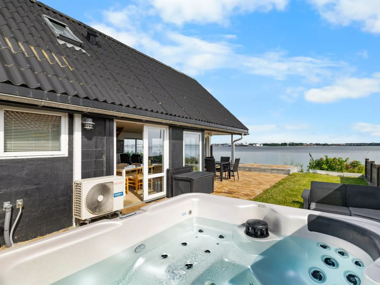 "Yngvy" - 10m from the sea-Drinnen