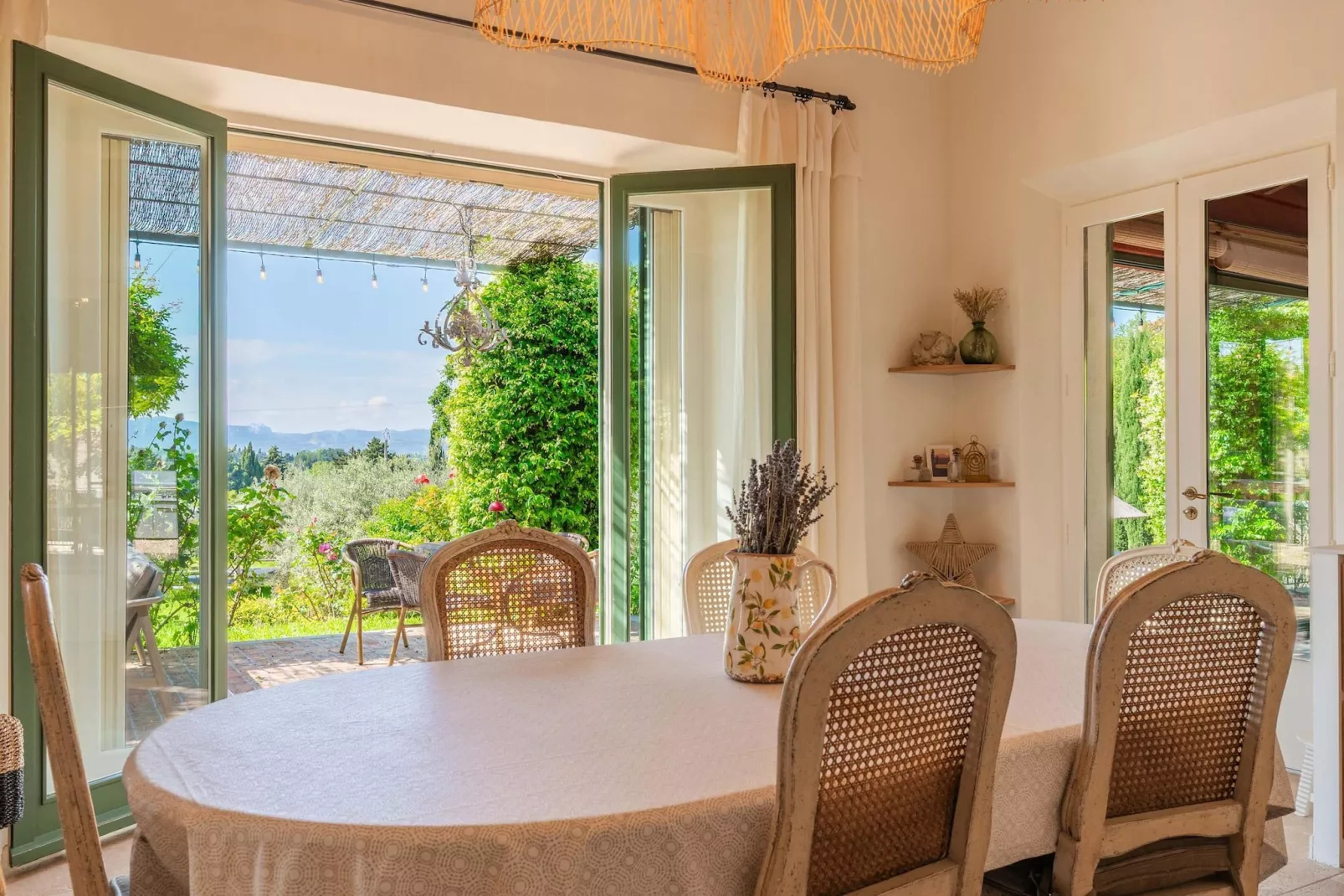 Le Mas Elaïa  votre havre familial avec piscine privée-Salle à manger