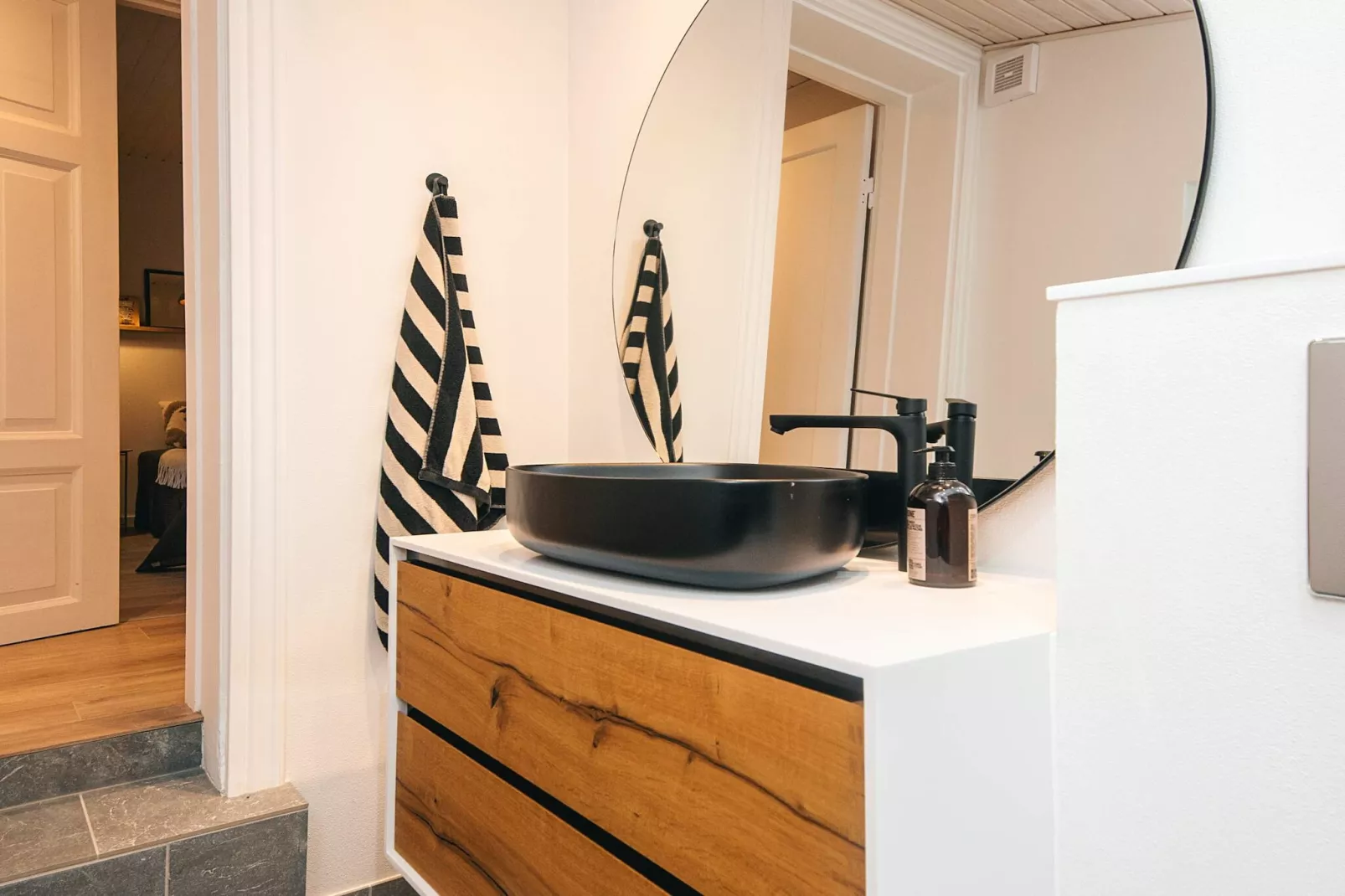 Nature Escape: Forest & Lake Access - Indoor