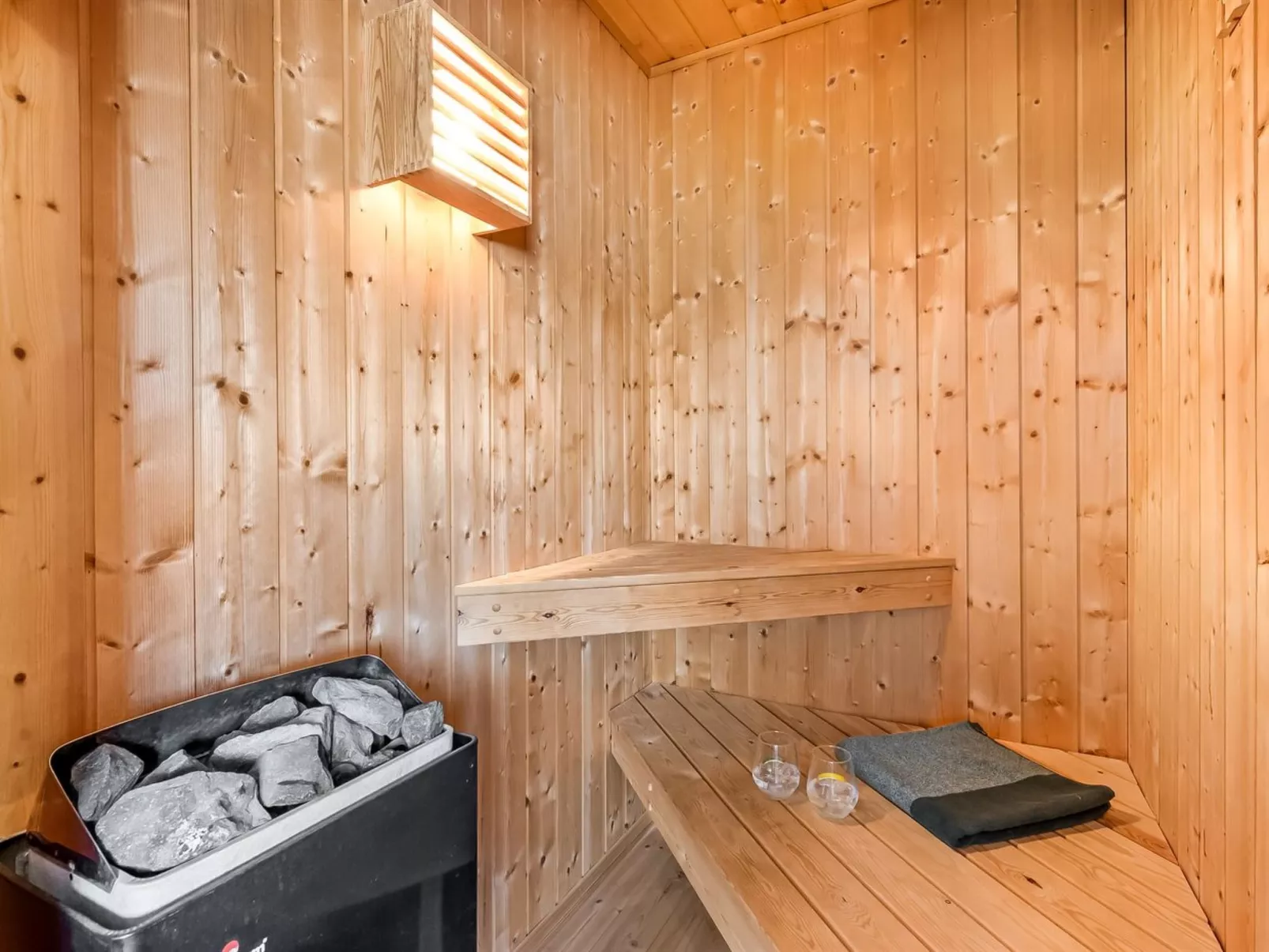 "Arine" - 700m to the fjord - Inside