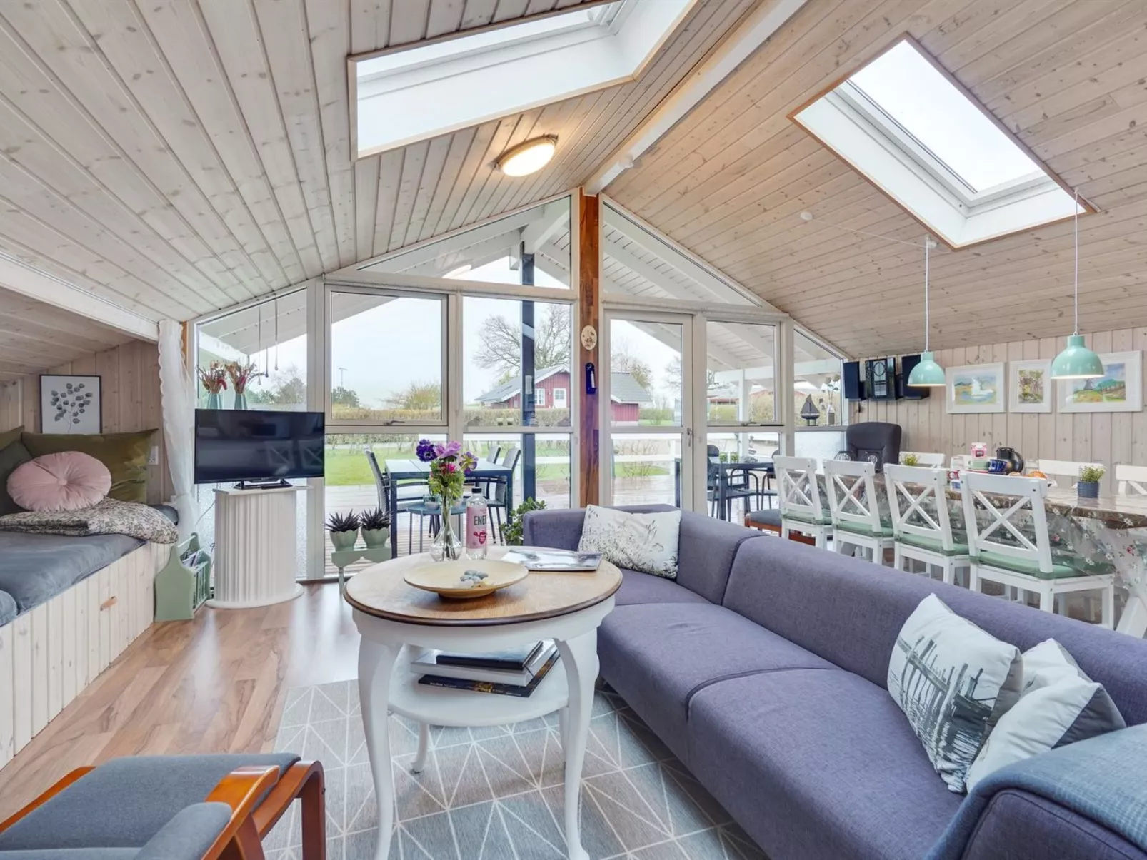 "Flicka" - 275m from the sea-Drinnen