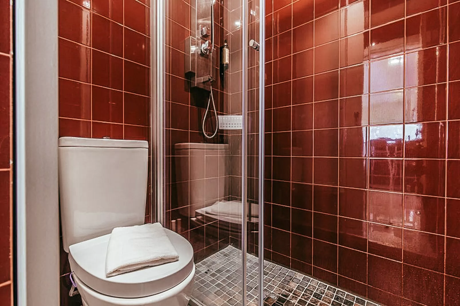 Trendy Apartment River View By Gthouse - Badezimmer