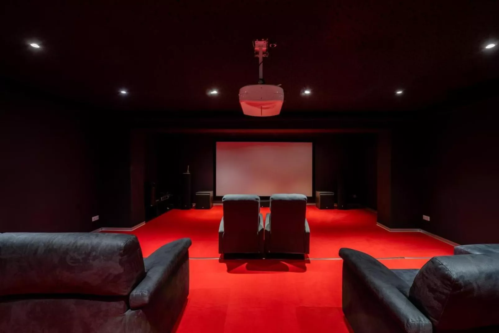 Villa avec piscine chauffée spa salle sport et cinéma-équipements