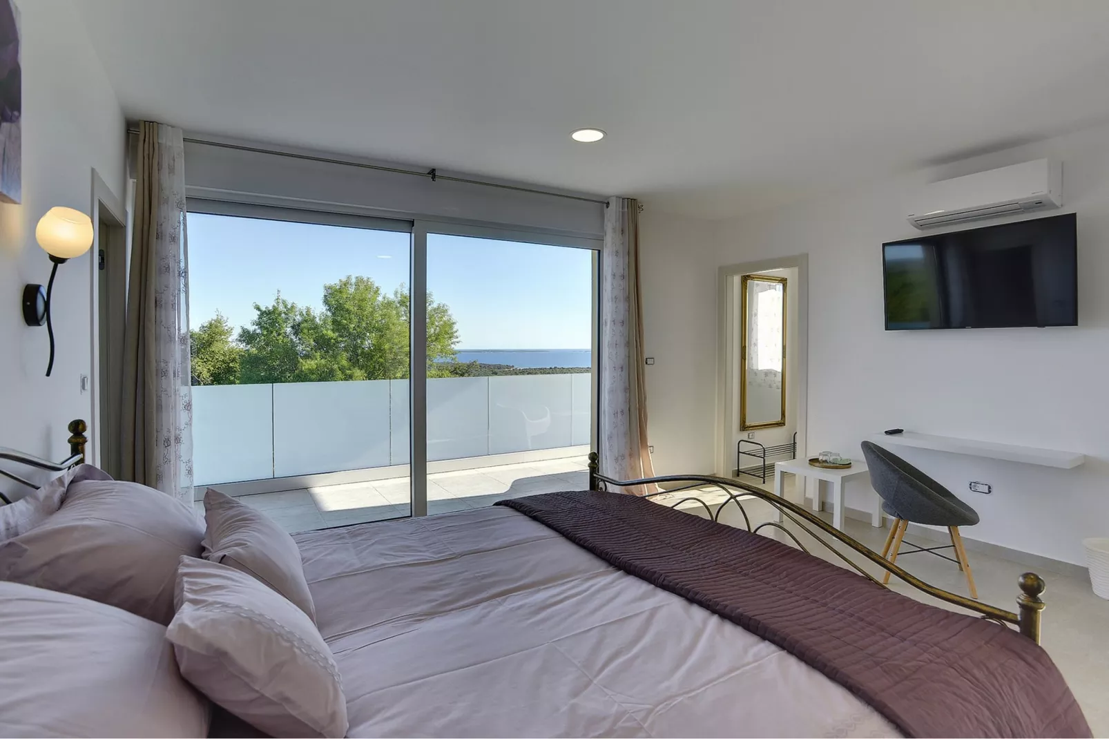 Villa White-Bedroom