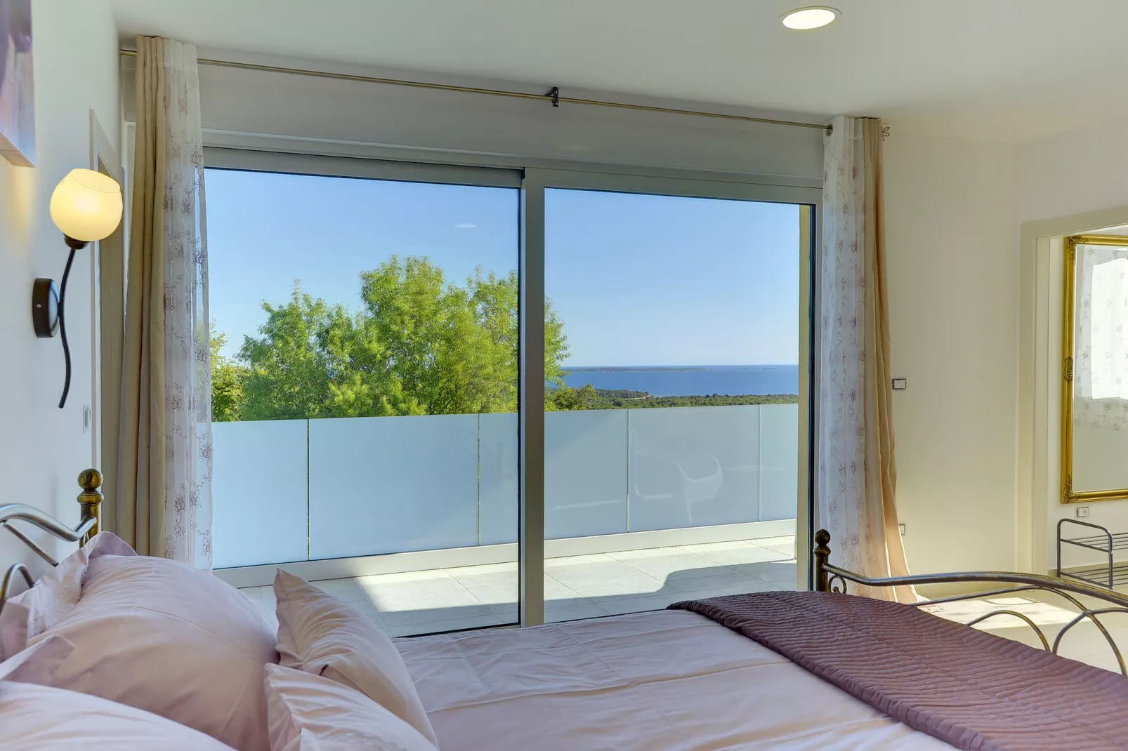 Villa White-Bedroom
