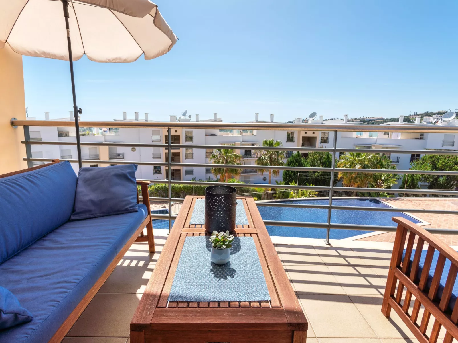 "Elena 1" mit Blick auf das Wasser - Image-tags.info