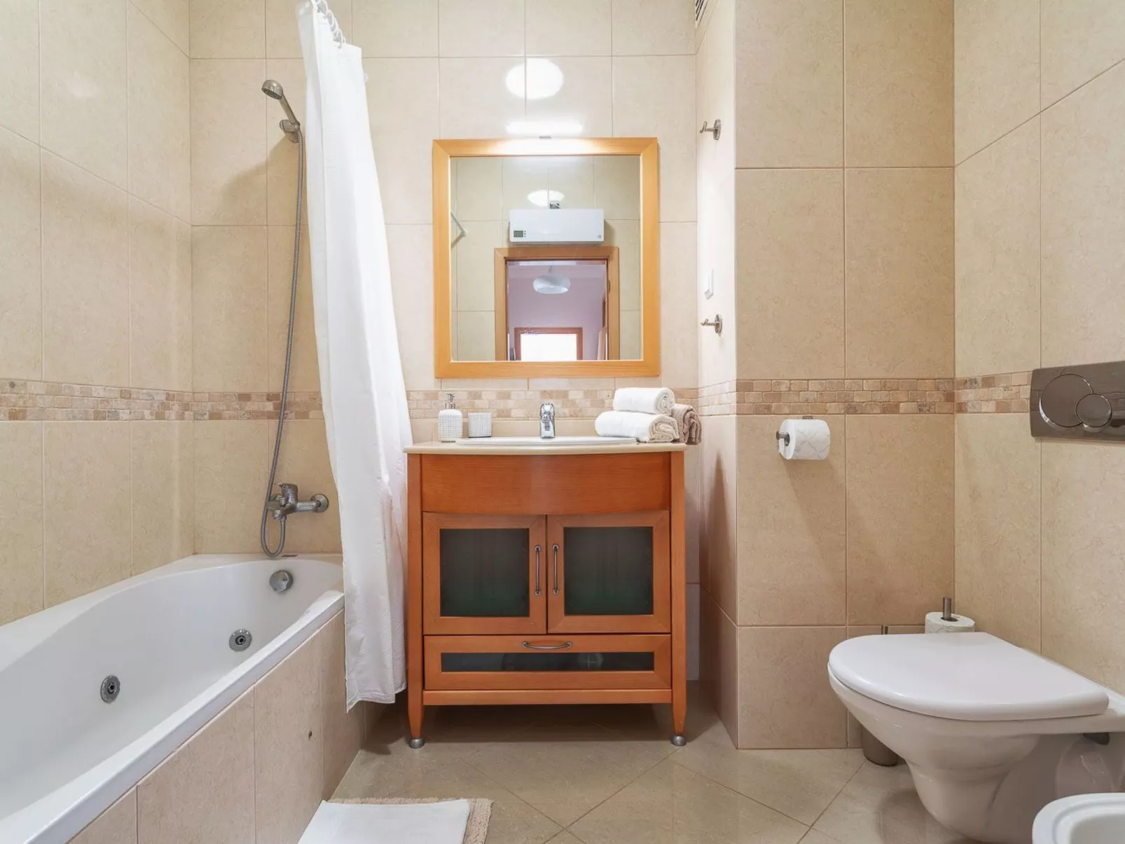 "Elena 2" mit Blick auf das Wasser - Image-tags.info