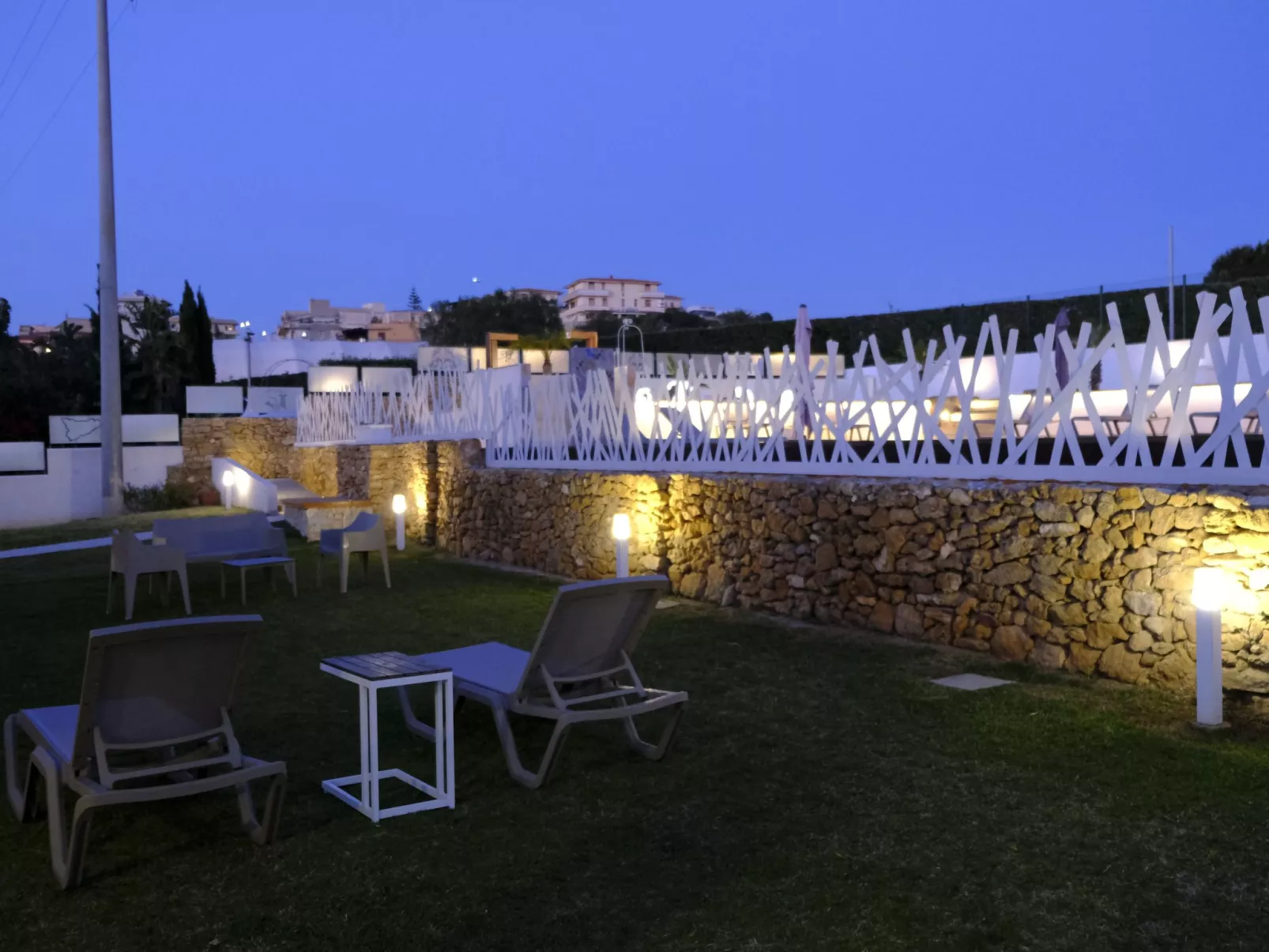 Lila Wohnung mit Schwimmbad und Meerblick - Image-tags.info