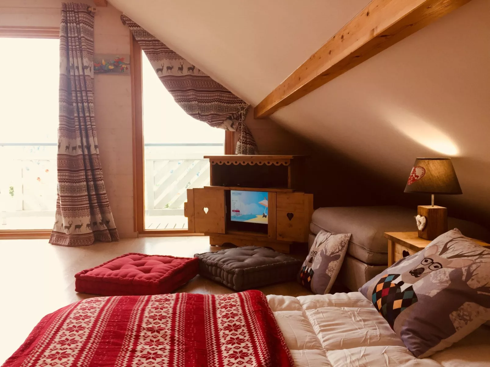 Chalet "Le Flocon Bleu" mit Blick auf das Wasser - Image-tags.info