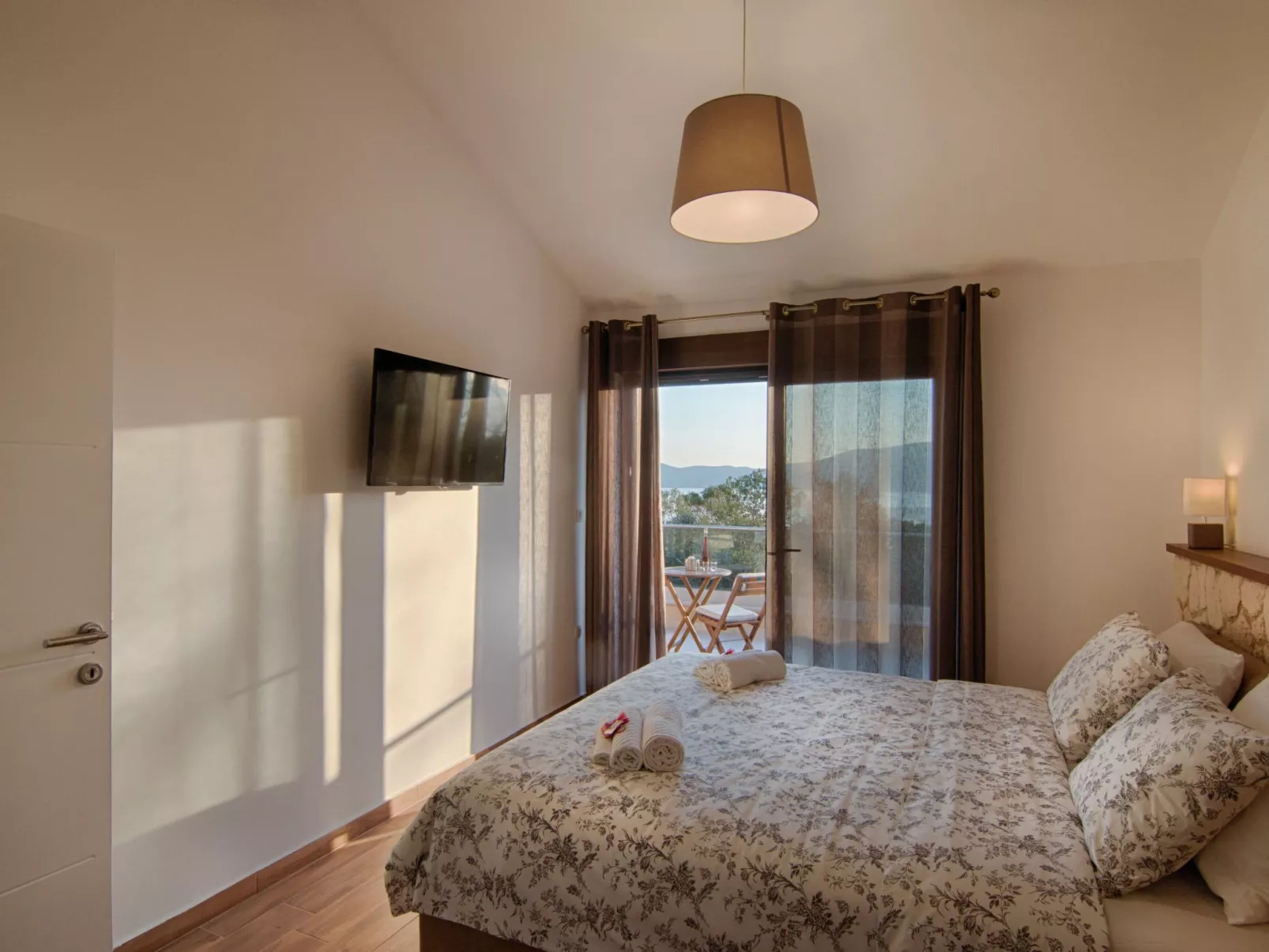 "Laura" mit Blick auf das Wasser - Image-tags.info