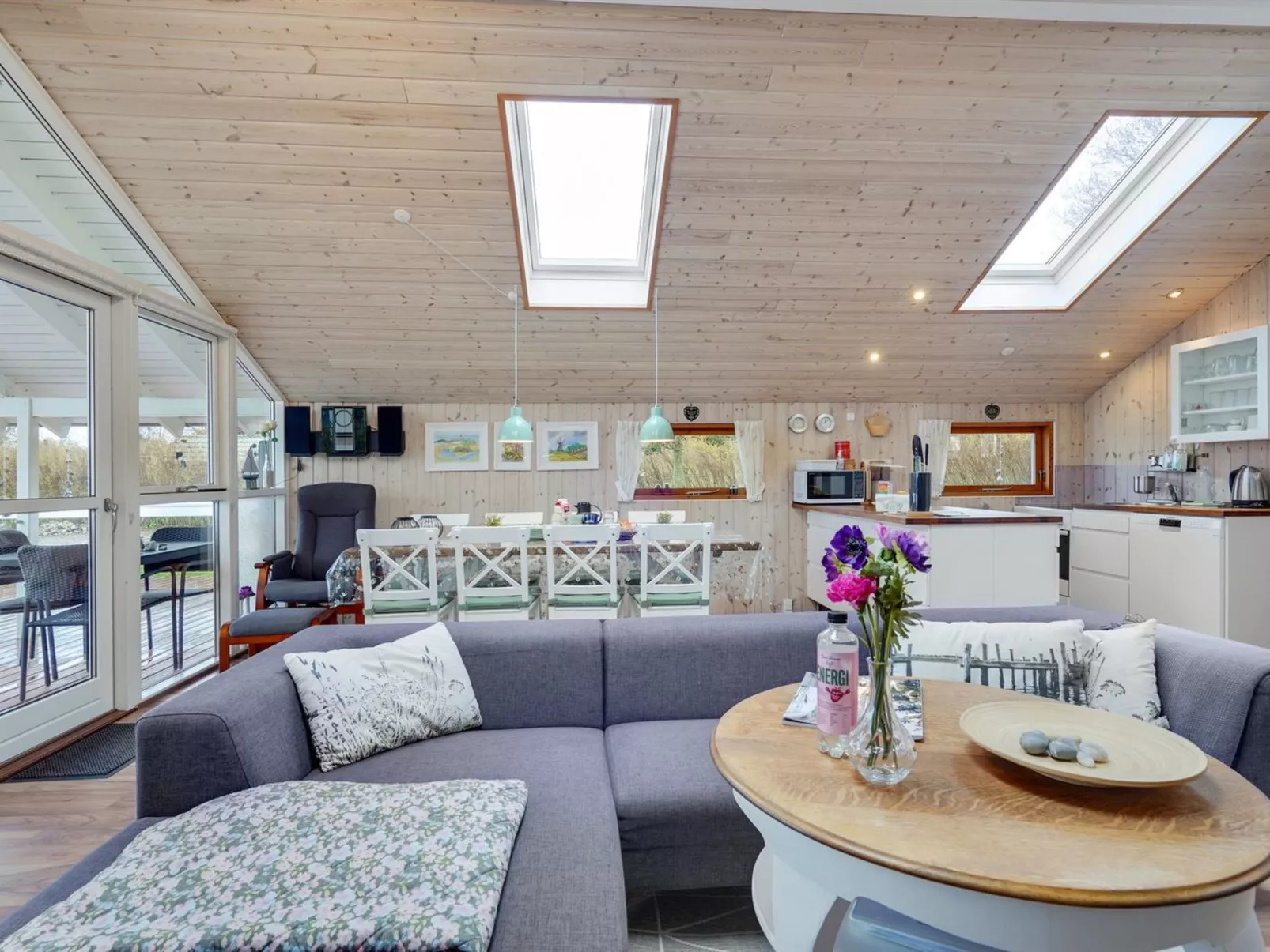 "Flicka" - 275m from the sea-Drinnen