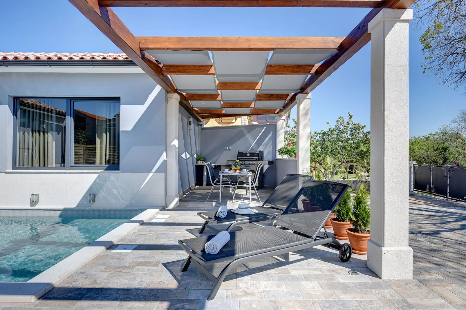 Villa Sunny Home-Außenbereich Sommer