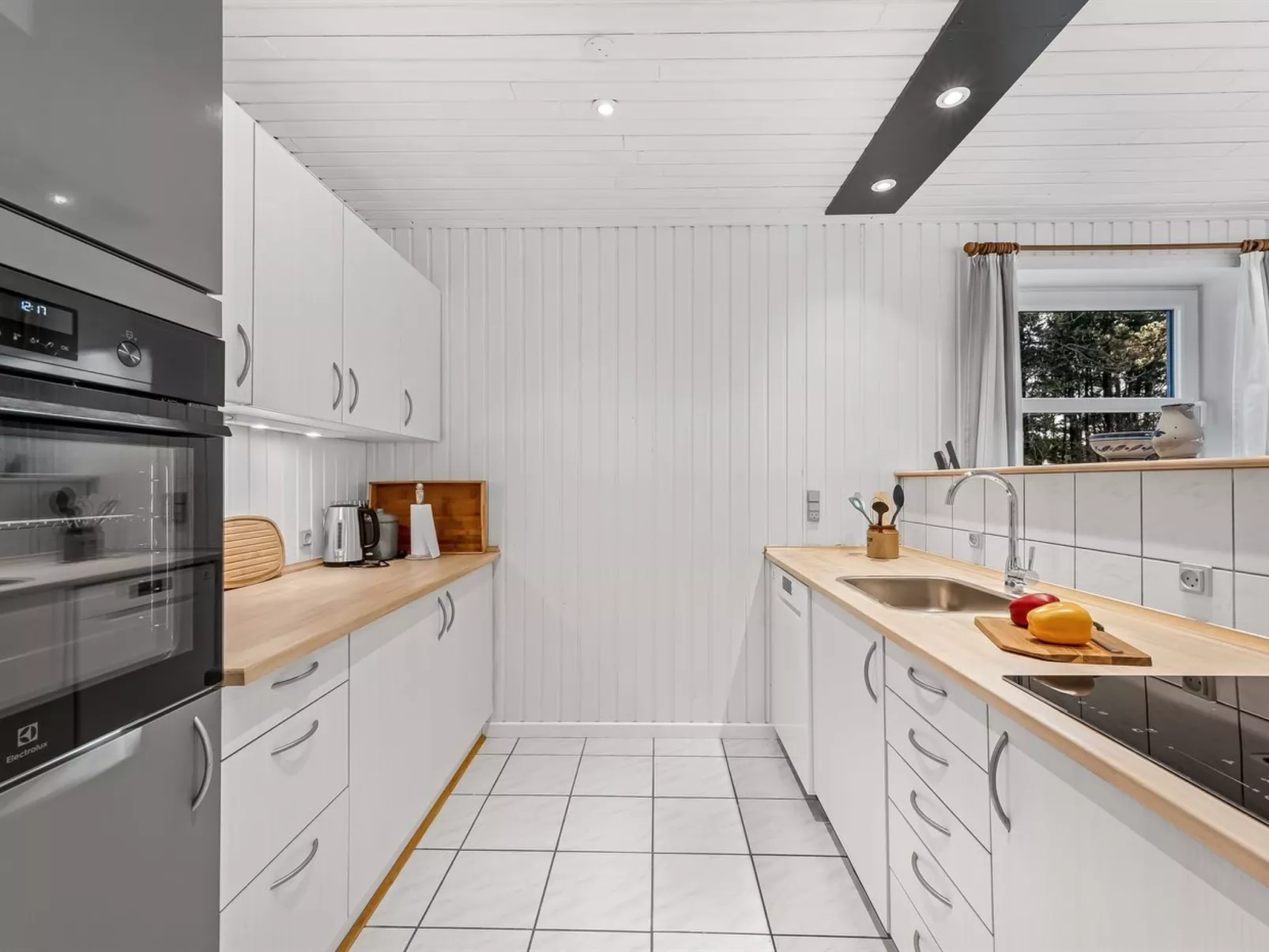 "Åsemarie" - 500m to the fjord-Drinnen