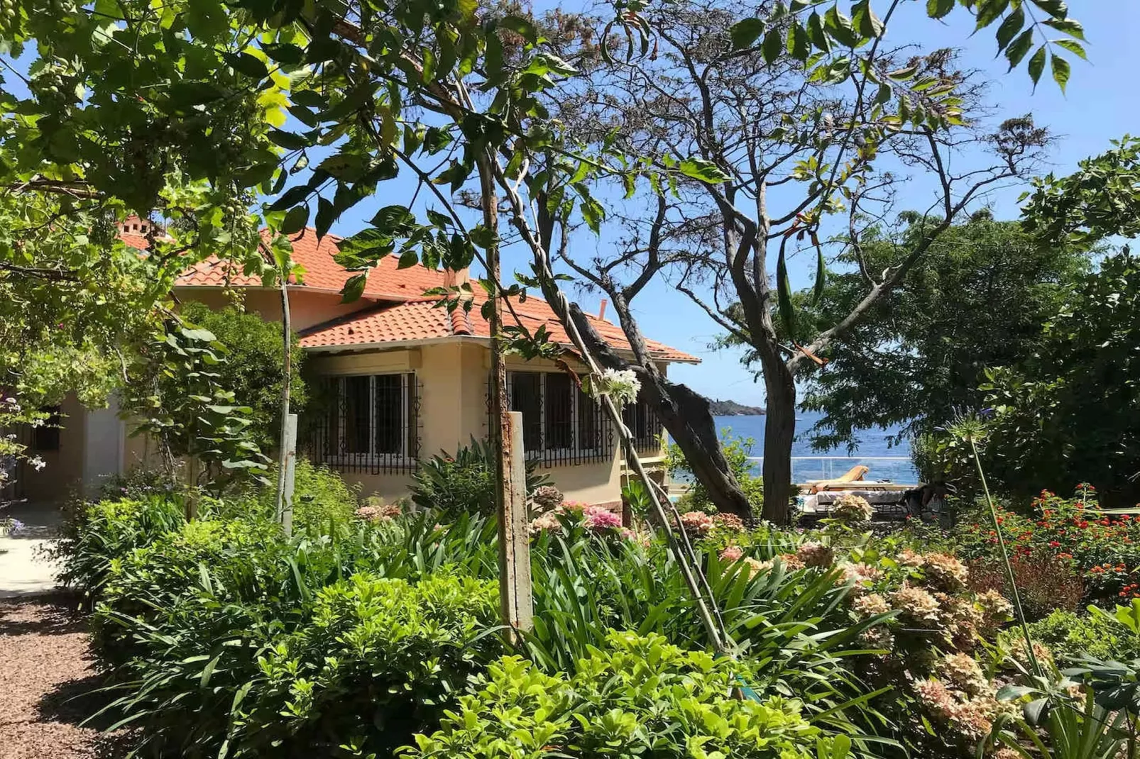 Villa plage privée vue sur la mer-Jardins en été