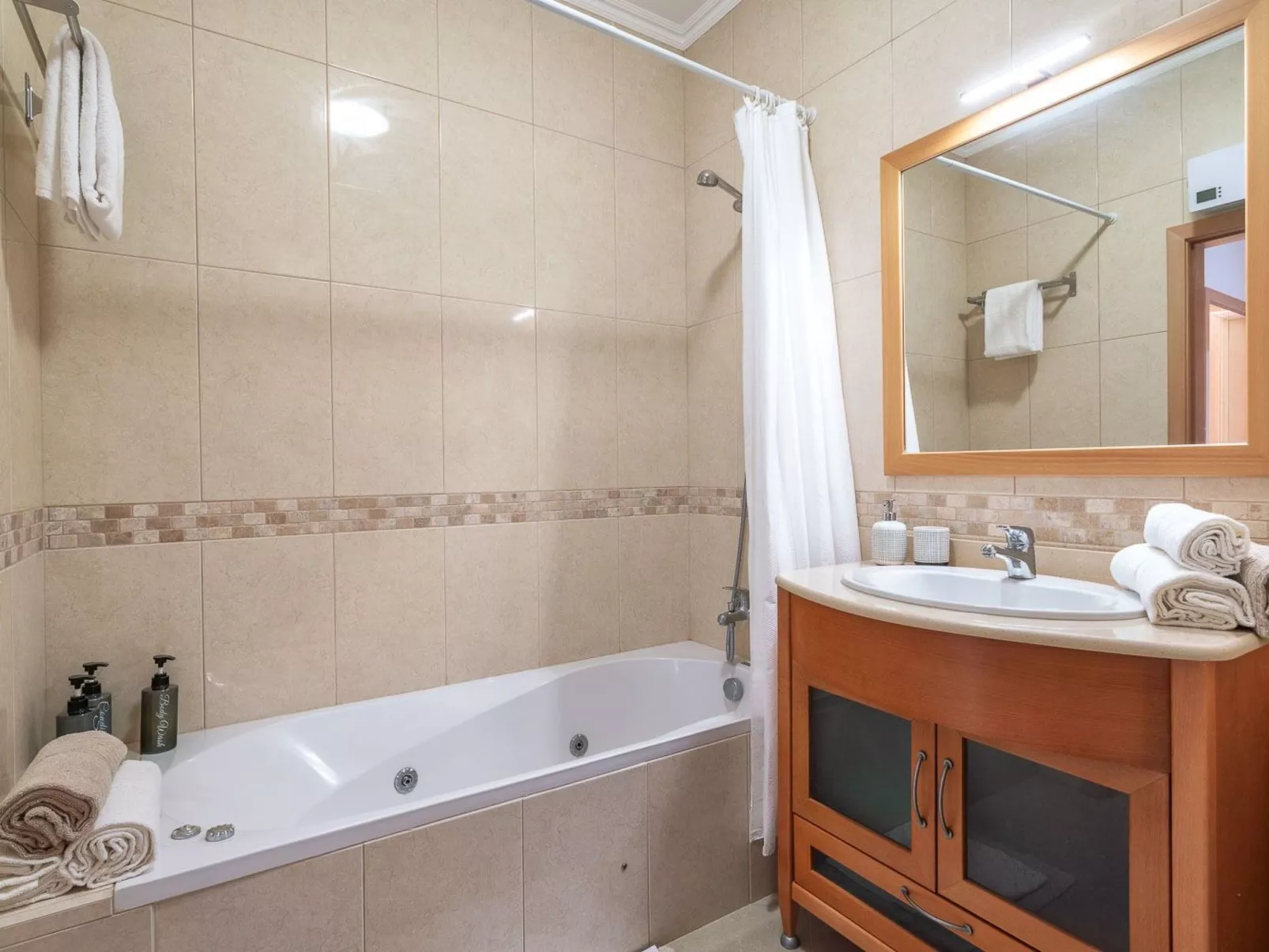 "Elena 2" mit Blick auf das Wasser - Image-tags.info