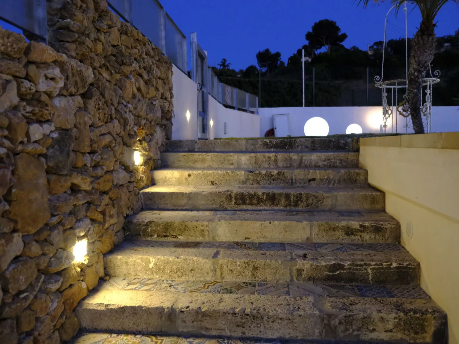 Lila Wohnung mit Schwimmbad und Meerblick - Image-tags.info