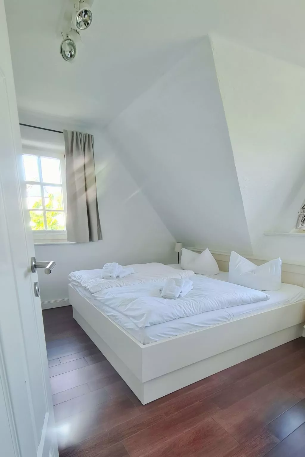 TRADITIONELLES REETDACHHAUS MIT SAUNA, KAMINOFEN UND PRIVATEM WASSERZUGANG - Image-tags.info