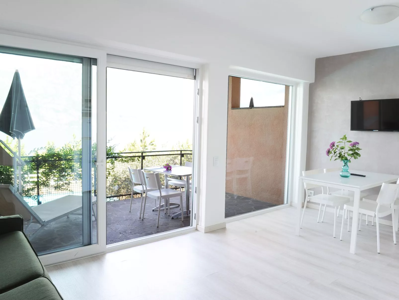 Zwei-Zimmer-Wohnung mit Seeblick, Grill und Gemeinschaftspool - Image-tags.info