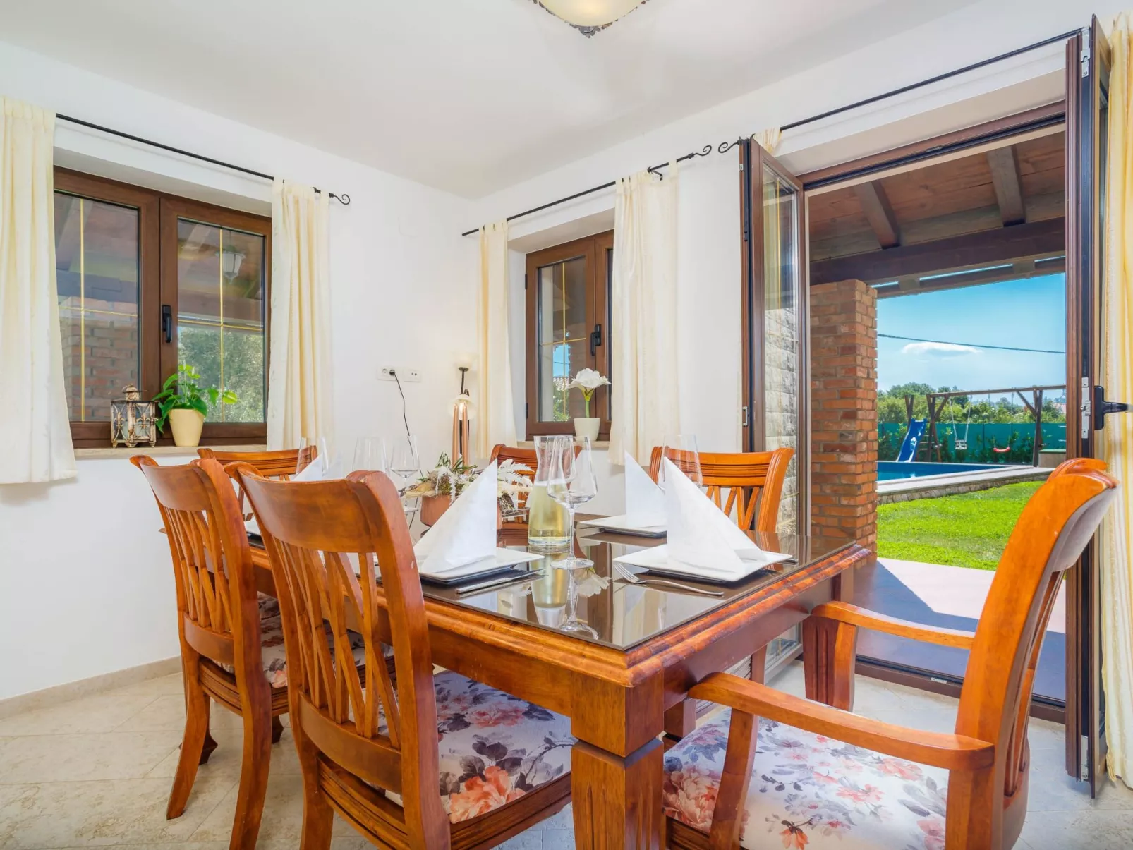 Villa Kamenica  im mediterranen Stil mit Innen- und Außenpool - Image-tags.info