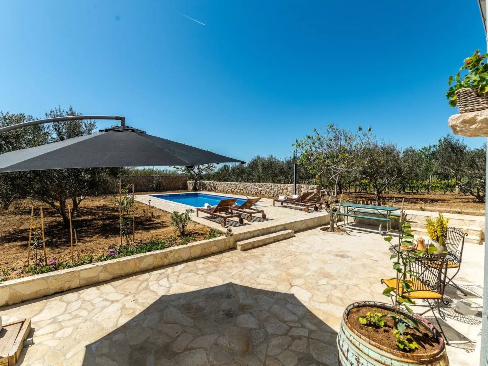 "Lipa" mit Schwimmbad - Image-tags.info