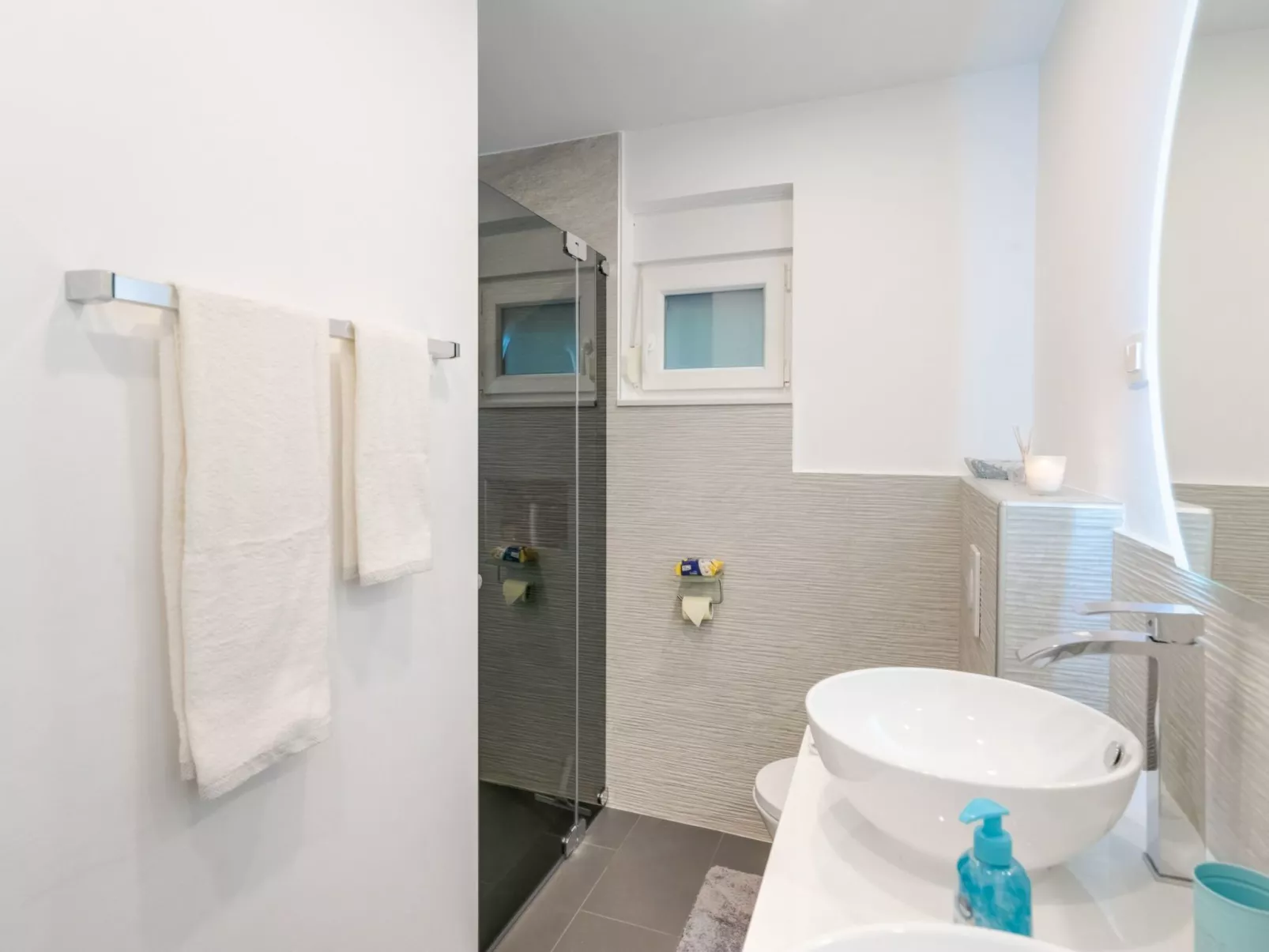 Neue Villa mit Pool und Meerblick - Image-tags.info