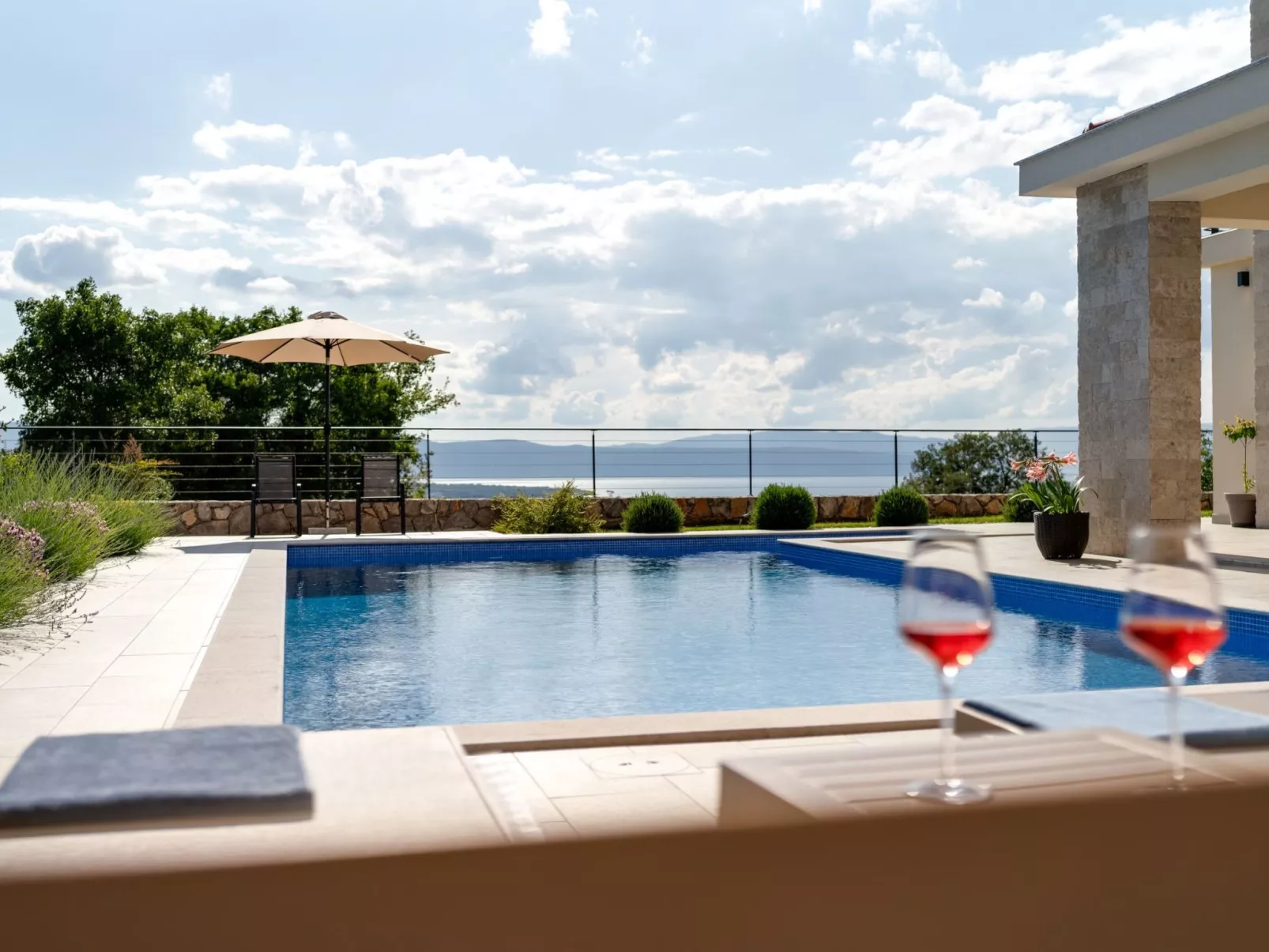 Schone Villa mit Pool, Meerblick, Strand - Image-tags.info