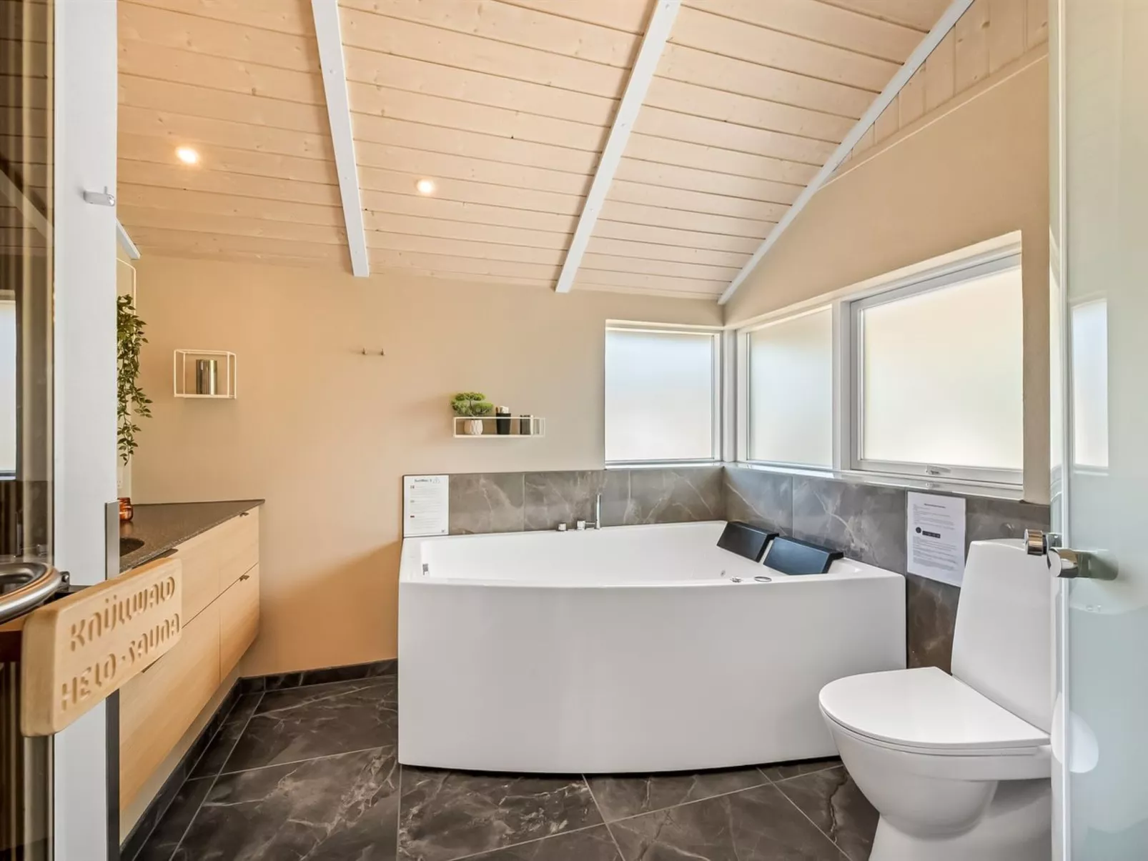 "Arine" - 700m to the fjord - Inside