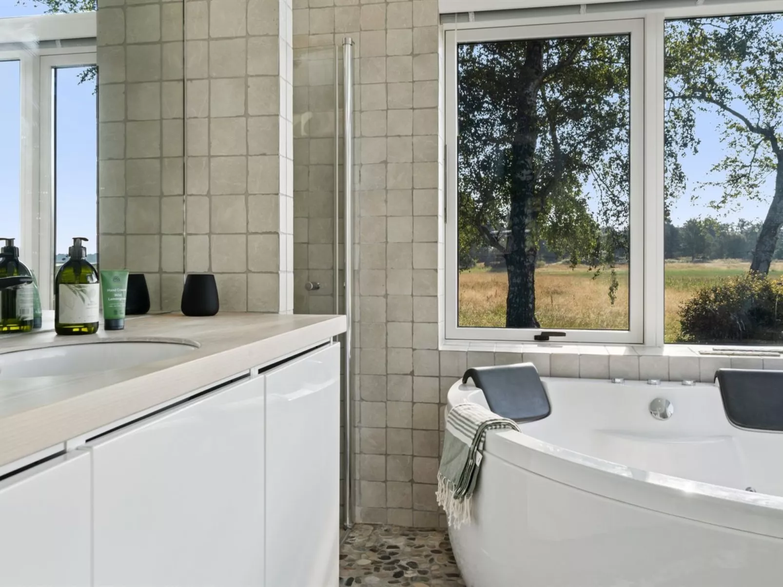 "Jo" - 175m to the fjord-Drinnen