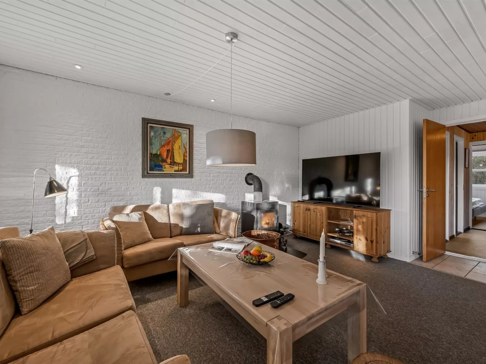 "Åsemarie" - 500m to the fjord-Drinnen