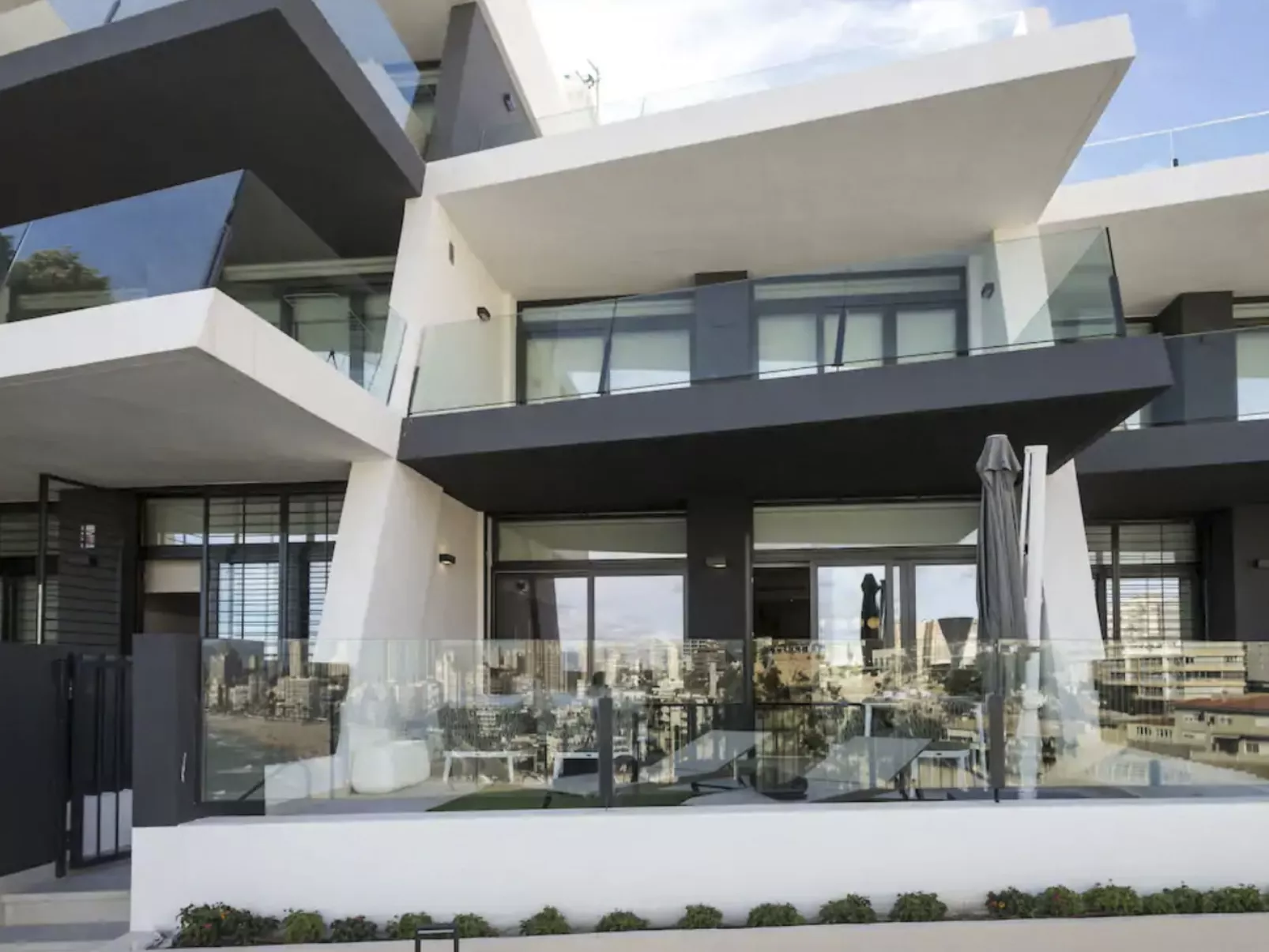 Luxuriöses Apartment mit Pool und Garage am Poniente Beach! - Image-tags.info