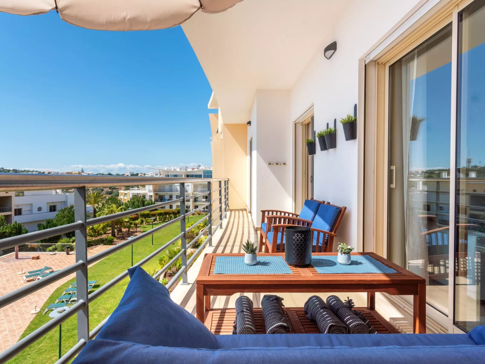 "Elena 1" mit Blick auf das Wasser - Image-tags.info