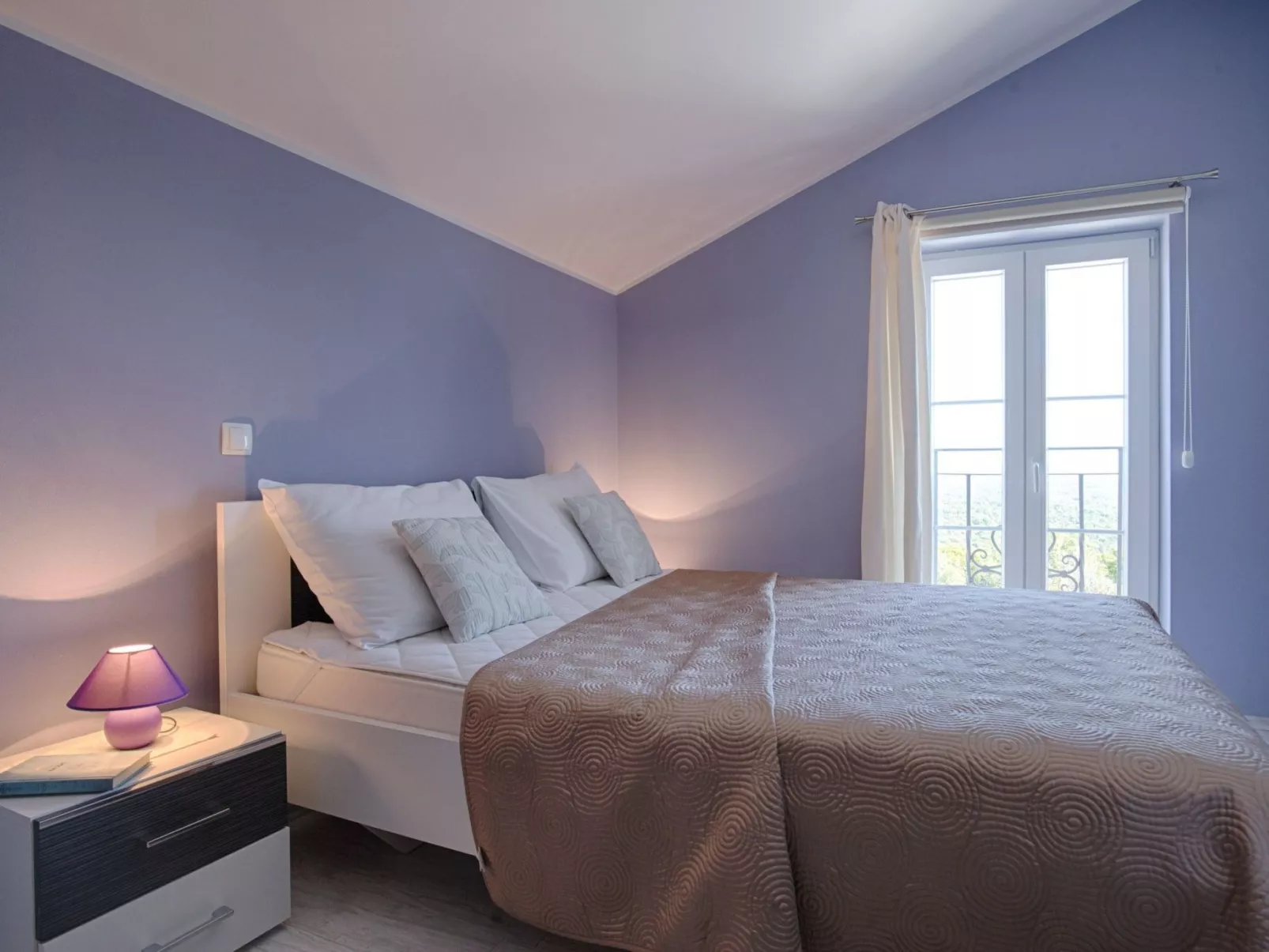 Luxuriöse Villa mit Pool, großem mediterranen Garten und Kinderspielplatz. - Image-tags.info