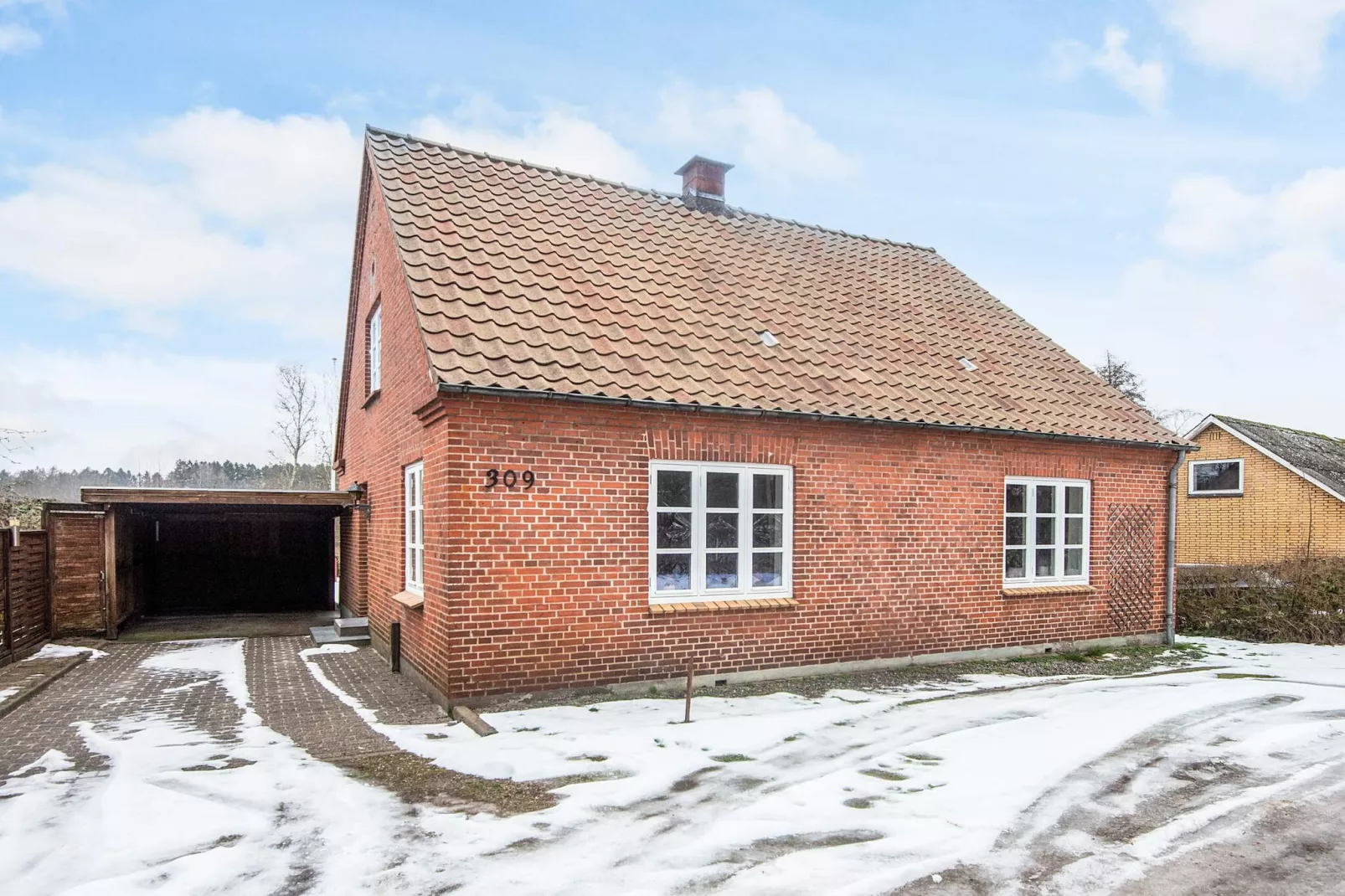 Nature Escape: Forest & Lake Access - View