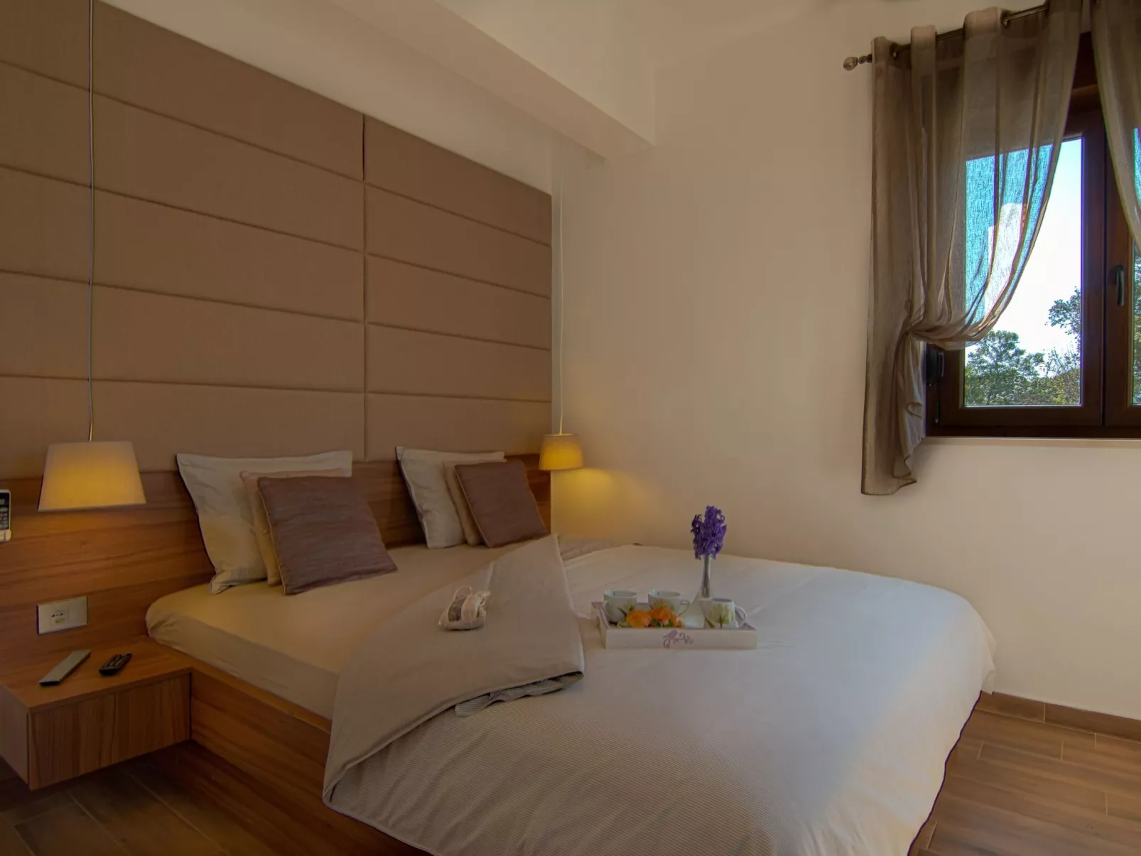 "Laura" mit Blick auf das Wasser - Image-tags.info