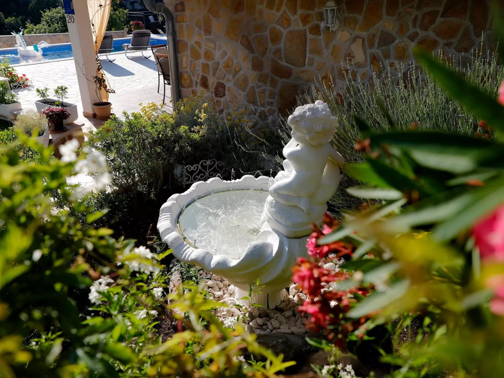 "Mela" mit Blick auf das Wasser - Image-tags.info