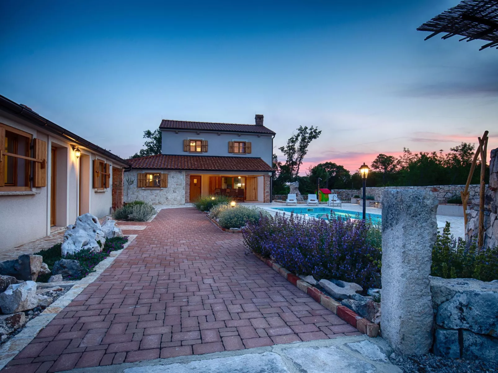 In Kras mit privatem Parkplatz - Image-tags.info