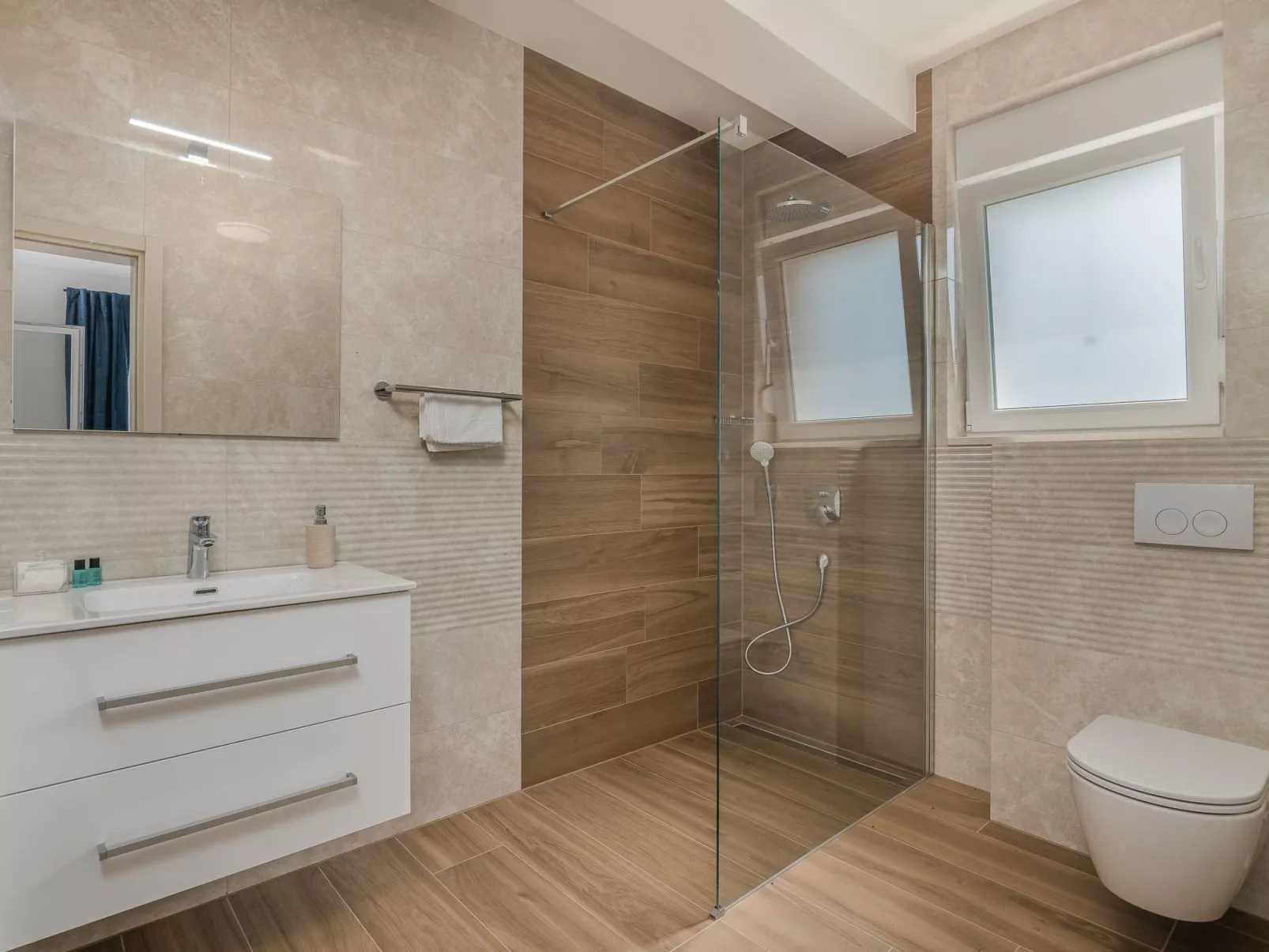 Luxuriöse Villa mit Salzwasserpool in einer ruhigen Gegend - Image-tags.info