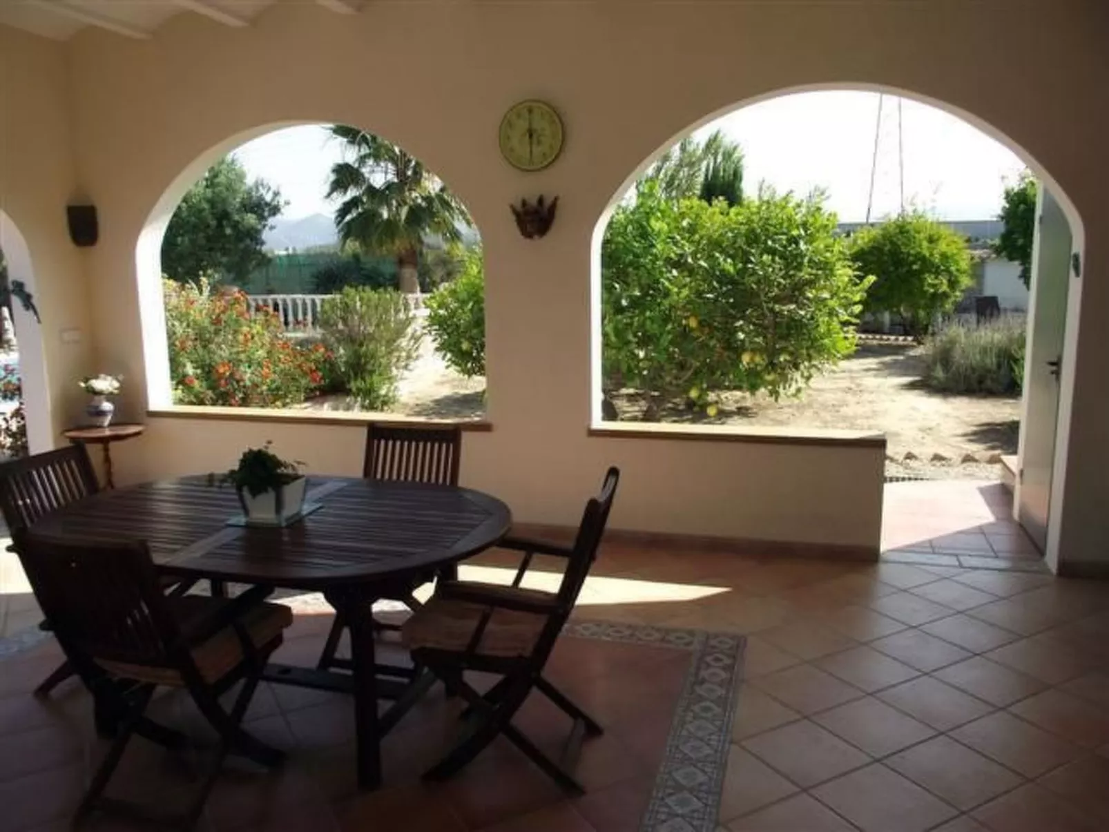 Villa im spanischen Stil mit großem Pool und ein - Image-tags.info